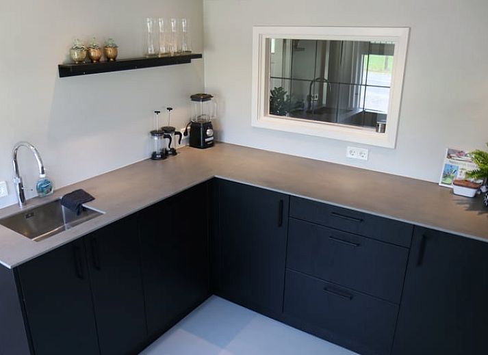 Comfortabele zithoek in Vakantiehuis in Reutum, Twente, Overijssel met uitzicht op de tuin.