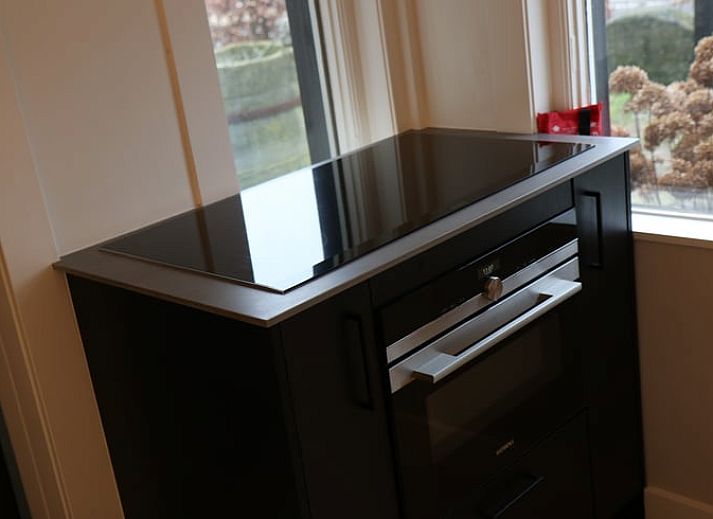 Comfortabele zithoek in Vakantiehuis in Reutum, Twente, Overijssel met uitzicht op de tuin.