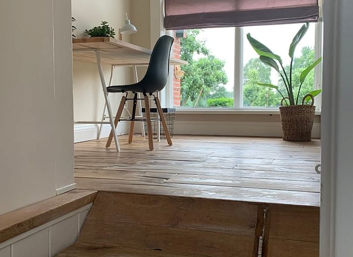 Comfortabele zithoek in Vakantiehuis in Reutum, Twente, Overijssel met uitzicht op de tuin.