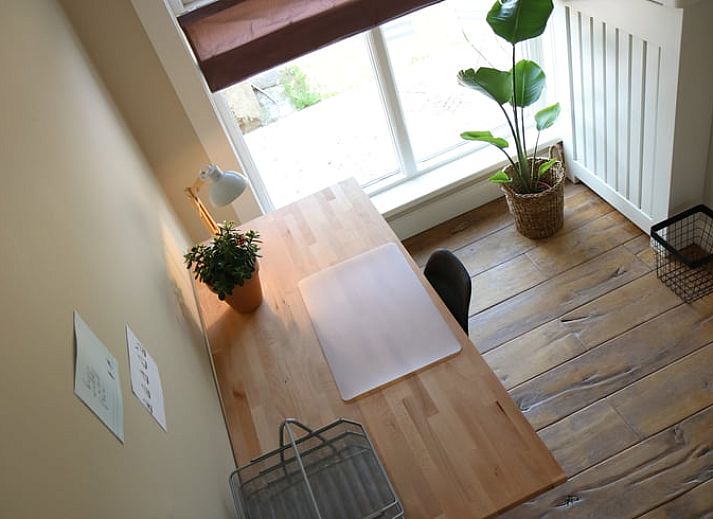 Stijlvolle woonkamer in Vakantiehuis in Reutum, Twente, Overijssel met grote ramen en veel lichtinval.