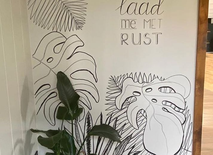 Stijlvolle woonkamer in Vakantiehuis in Reutum, Twente, Overijssel met grote ramen en veel lichtinval.