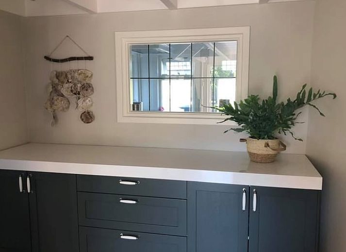 Stijlvolle woonkamer in Vakantiehuis in Reutum, Twente, Overijssel met grote ramen en veel lichtinval.