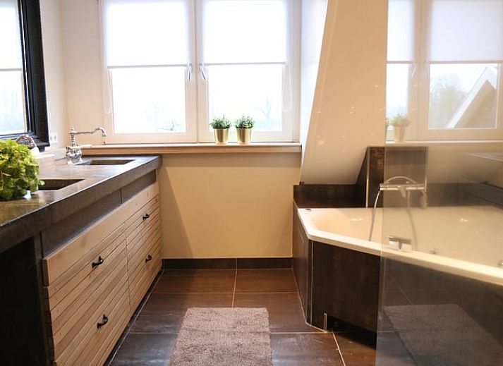 Stijlvolle woonkamer in Vakantiehuis in Reutum, Twente, Overijssel met grote ramen en veel lichtinval.