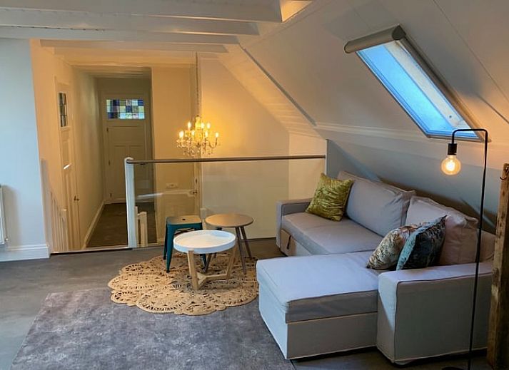 Moderne bar met hoge krukken in Vakantiehuis in Reutum, Twente, Overijssel voor een gezellige avond.