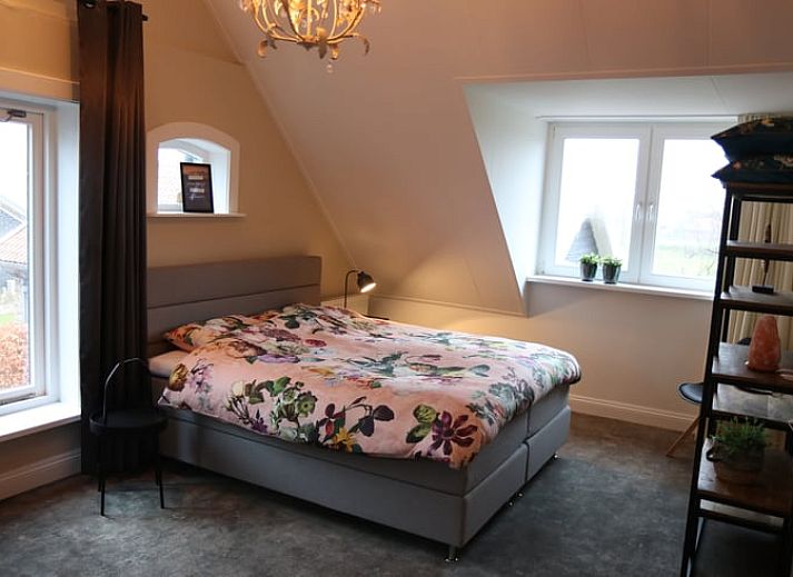 Moderne bar met hoge krukken in Vakantiehuis in Reutum, Twente, Overijssel voor een gezellige avond.