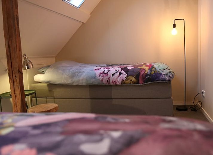 Moderne bar met hoge krukken in Vakantiehuis in Reutum, Twente, Overijssel voor een gezellige avond.