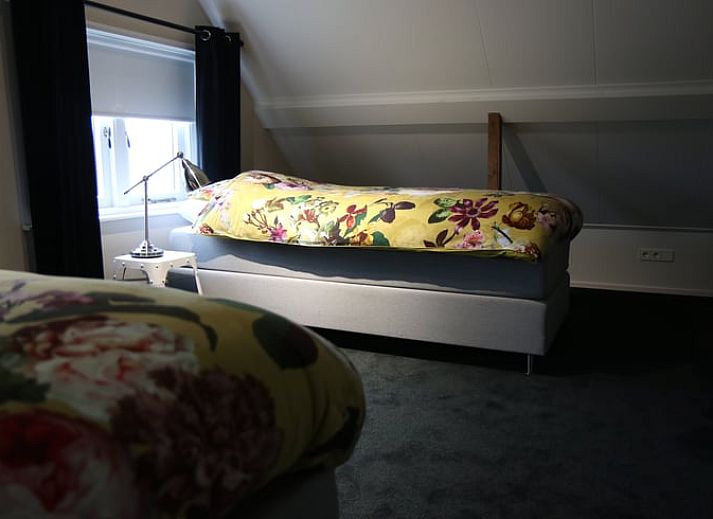 Moderne bar met hoge krukken in Vakantiehuis in Reutum, Twente, Overijssel voor een gezellige avond.