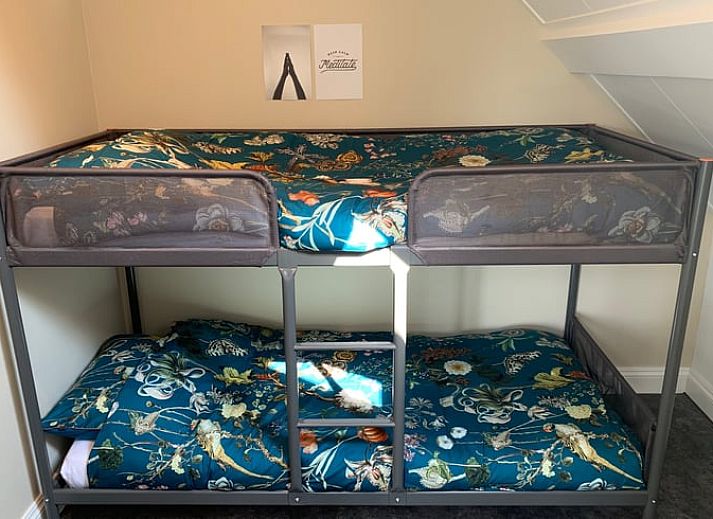 Moderne bar met hoge krukken in Vakantiehuis in Reutum, Twente, Overijssel voor een gezellige avond.