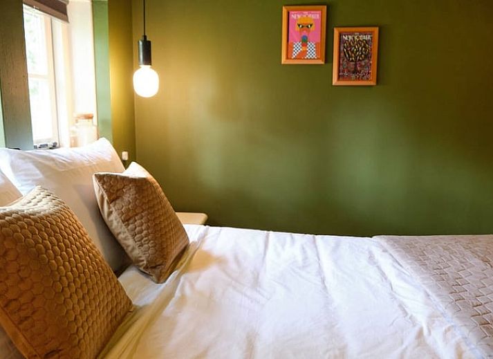 Cozy living room of Huisje in Reutum, a vacation home in Twente, Overijssel, with modern kitchen and stylish furnishings.