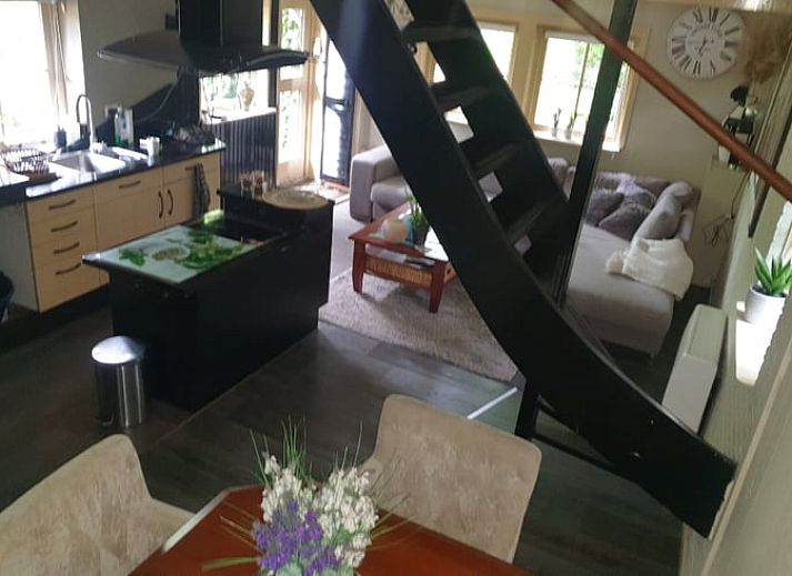 Gemuetliches Wohnzimmer im Ferienhaus in Reutum, Twente, mit komfortabler Sitzecke.