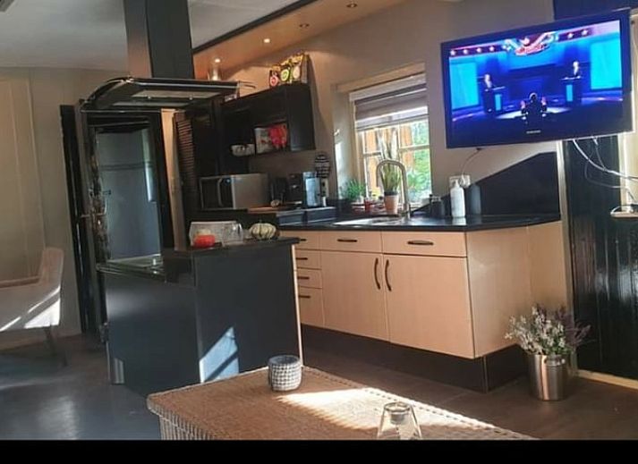 Gemuetliches Wohnzimmer im Ferienhaus in Reutum, Twente, mit komfortabler Sitzecke.