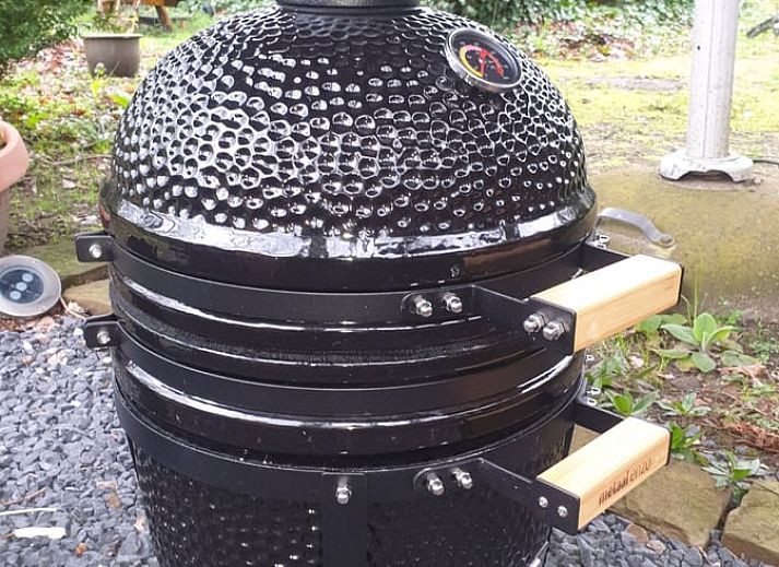 Stimmungsvolles abendliches Lagerfeuer im Ferienhaus in Reutum, Twente, Overijssel.