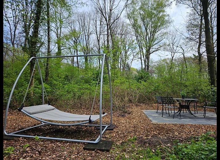 Stimmungsvolles abendliches Lagerfeuer im Ferienhaus in Reutum, Twente, Overijssel.