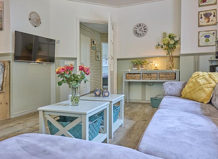 Gemuetliche Veranda mit Jacuzzi im Ferienhaus Langgoor in Reutum, Twente, ideal zum Entspannen.