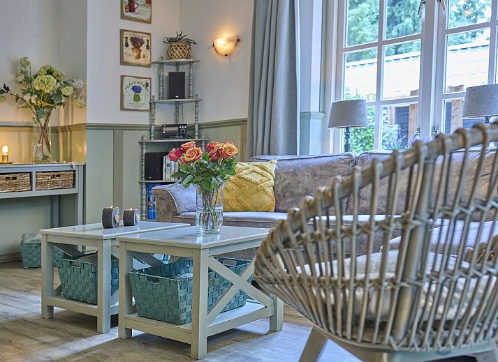 Gemuetliche Veranda mit Jacuzzi im Ferienhaus Langgoor in Reutum, Twente, ideal zum Entspannen.