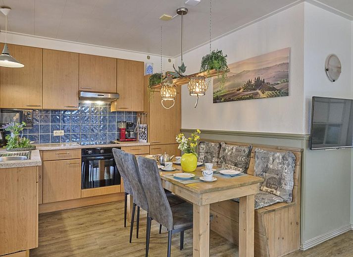 Gemuetliche Veranda mit Jacuzzi im Ferienhaus Langgoor in Reutum, Twente, ideal zum Entspannen.