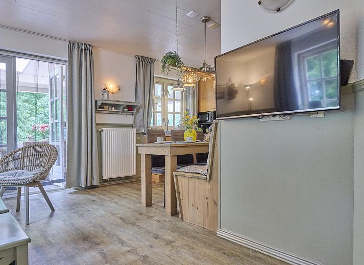 Gemuetliche Veranda mit Jacuzzi im Ferienhaus Langgoor in Reutum, Twente, ideal zum Entspannen.