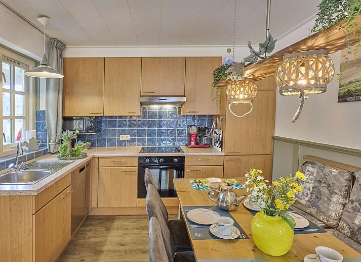 Gemuetliche Veranda mit Jacuzzi im Ferienhaus Langgoor in Reutum, Twente, ideal zum Entspannen.