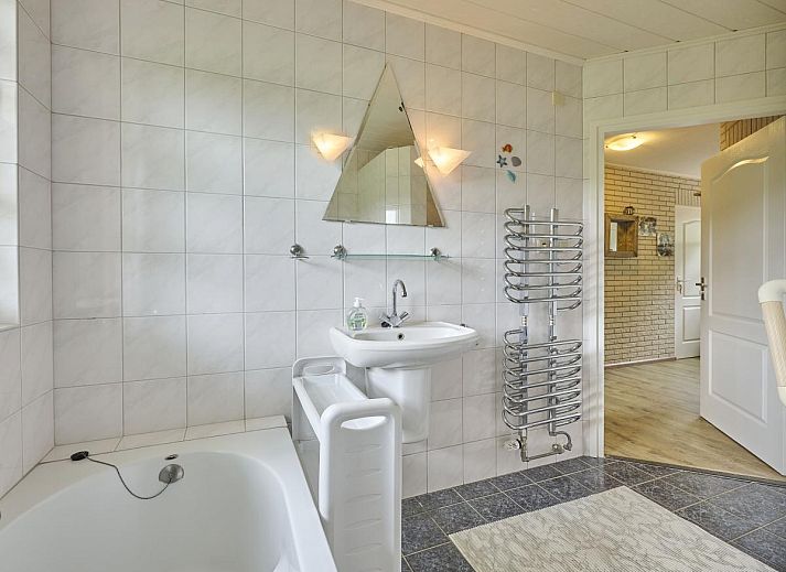 Luftaufnahme des Ferienhauses Langgoor in Reutum, Twente, umgeben von ueppiger Natur.