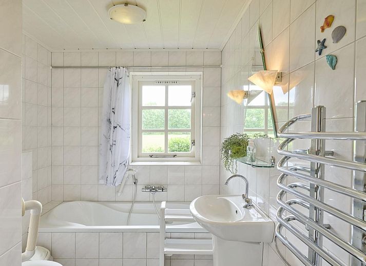 Luftaufnahme des Ferienhauses Langgoor in Reutum, Twente, umgeben von ueppiger Natur.