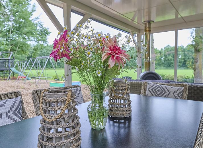 Gemuetliches Wohnzimmer des Ferienhauses Langgoor in Reutum, Twente mit bequemem Sofa.