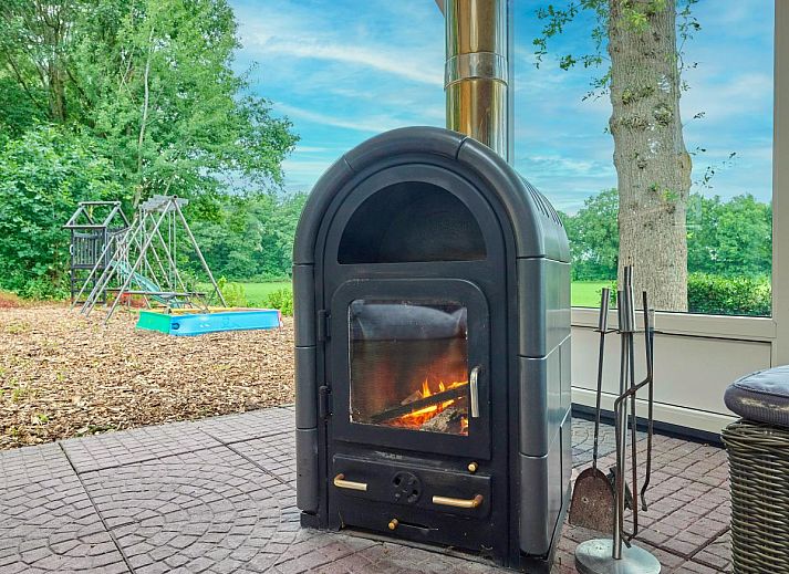 Gemuetliches Wohnzimmer des Ferienhauses Langgoor in Reutum, Twente mit bequemem Sofa.