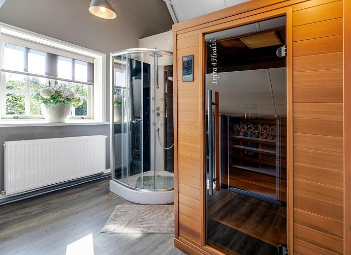 Wellnessfaciliteiten in vakantiehuis Billie, Reutum, Twente met moderne douche en sauna.