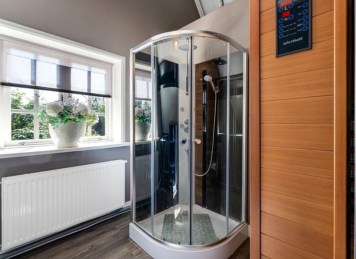 Ruime woonkamer van vakantiehuis Billie in Reutum, Twente met open keuken en comfortabele zitruimte.