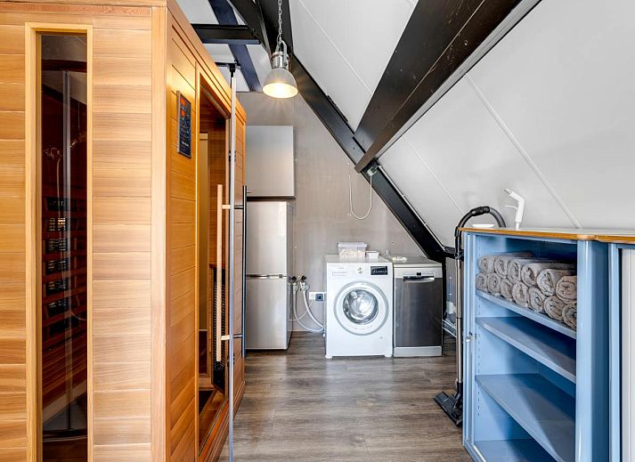 Ruime woonkamer van vakantiehuis Billie in Reutum, Twente met open keuken en comfortabele zitruimte.