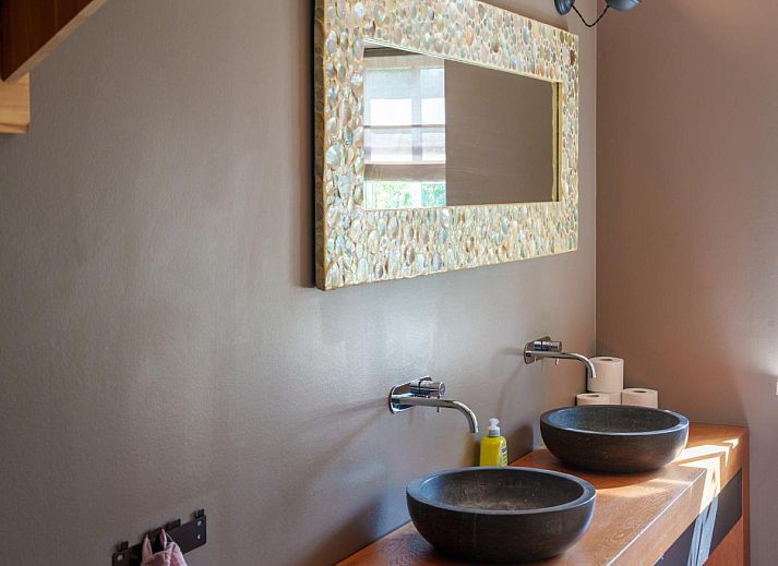 Ruime woonkamer van vakantiehuis Billie in Reutum, Twente met open keuken en comfortabele zitruimte.