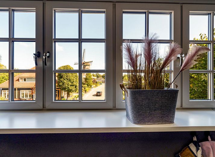 Ruime woonkamer van vakantiehuis Billie in Reutum, Twente met open keuken en comfortabele zitruimte.