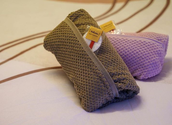 Stijlvolle eetruimte en keuken in vakantiehuis Billie, Reutum, Twente voor een gezellige maaltijd.