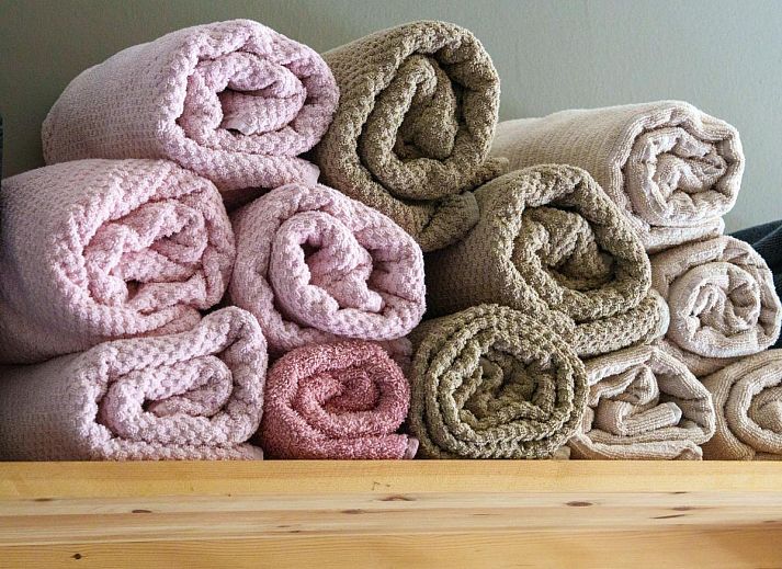 Stijlvolle eetruimte en keuken in vakantiehuis Billie, Reutum, Twente voor een gezellige maaltijd.