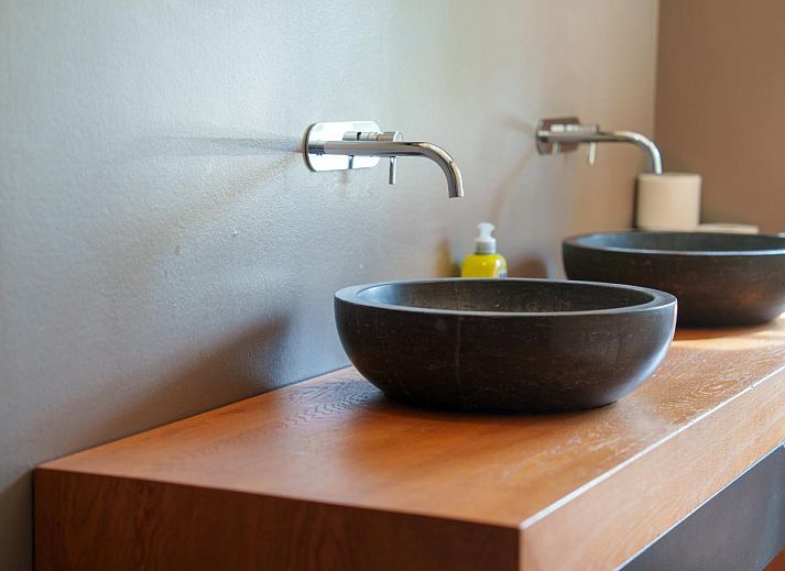 Stijlvolle eetruimte en keuken in vakantiehuis Billie, Reutum, Twente voor een gezellige maaltijd.