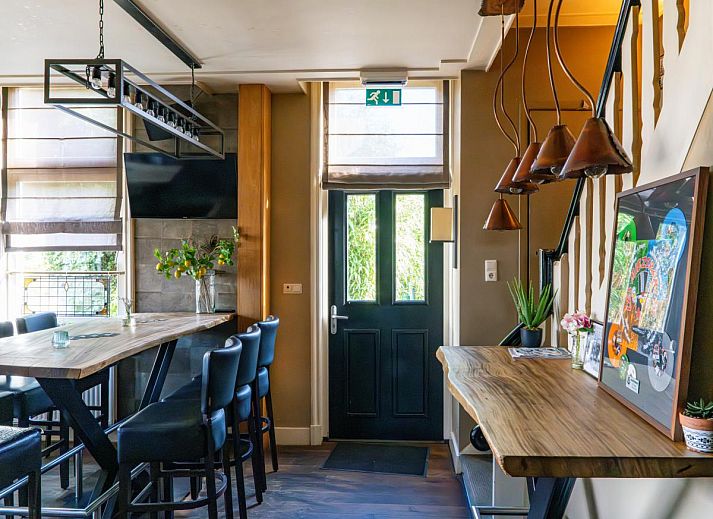 Stijlvolle eetruimte en keuken in vakantiehuis Billie, Reutum, Twente voor een gezellige maaltijd.