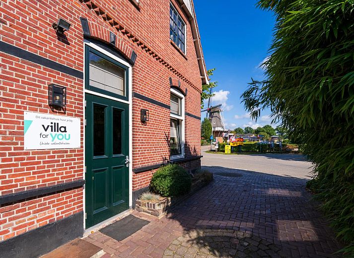 Stijlvolle eetruimte en keuken in vakantiehuis Billie, Reutum, Twente voor een gezellige maaltijd.