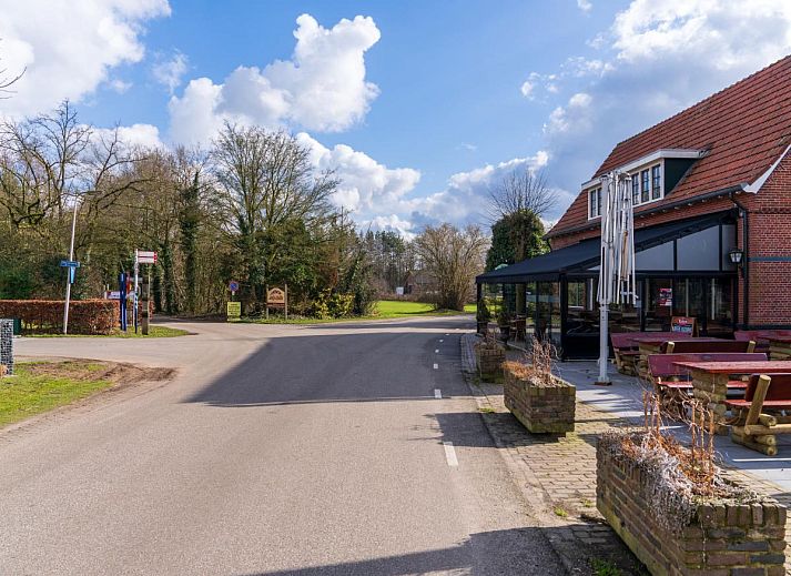 Knusse slaapkamer in vakantiehuis Billie, Reutum, Twente met comfortabel bed en rustgevende sfeer.