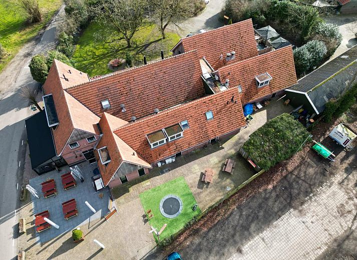 Knusse slaapkamer in vakantiehuis Billie, Reutum, Twente met comfortabel bed en rustgevende sfeer.