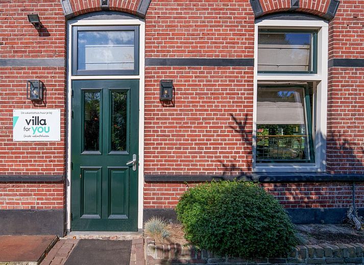 Knusse slaapkamer in vakantiehuis Billie, Reutum, Twente met comfortabel bed en rustgevende sfeer.