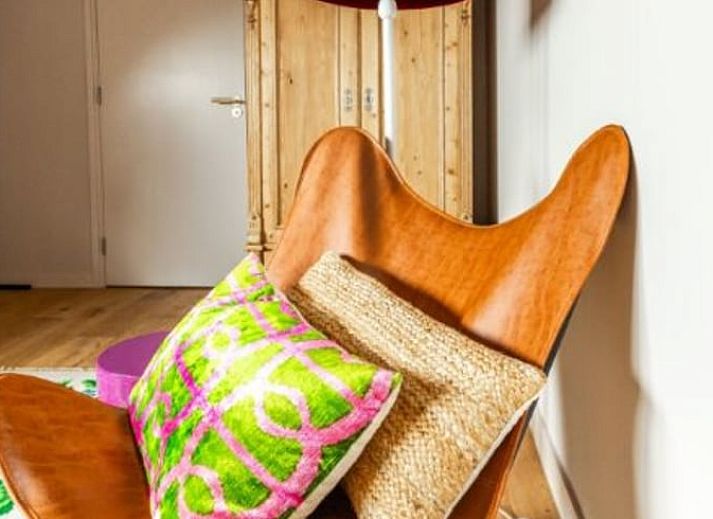 Sfeervolle slaapkamer in Vakantiehuisje in Rijssen, Twente, Overijssel met kleurrijke details en een knusse sfeer.