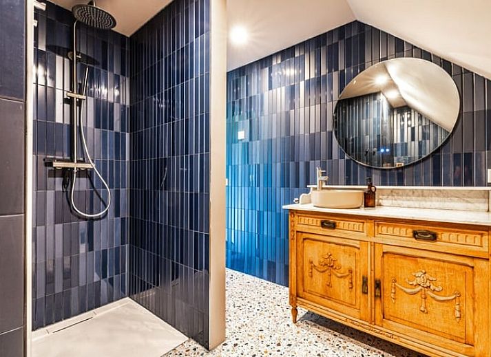 Sfeervolle slaapkamer in Vakantiehuisje in Rijssen, Twente, Overijssel met kleurrijke details en een knusse sfeer.