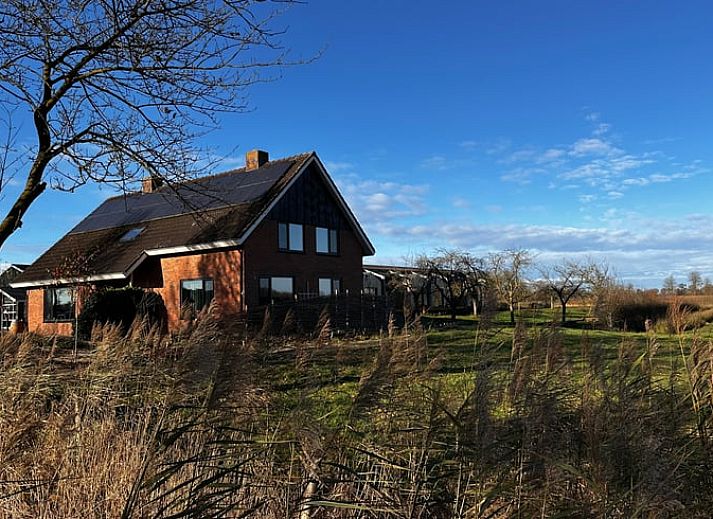 Gezellige woonkamer in Huisje in Rijssen, vakantiehuis in Twente, Overijssel, met modern interieur en uitzicht op de groene natuur.