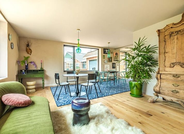 Gezellige woonkamer in Huisje in Rijssen, vakantiehuis in Twente, Overijssel, met modern interieur en uitzicht op de groene natuur.