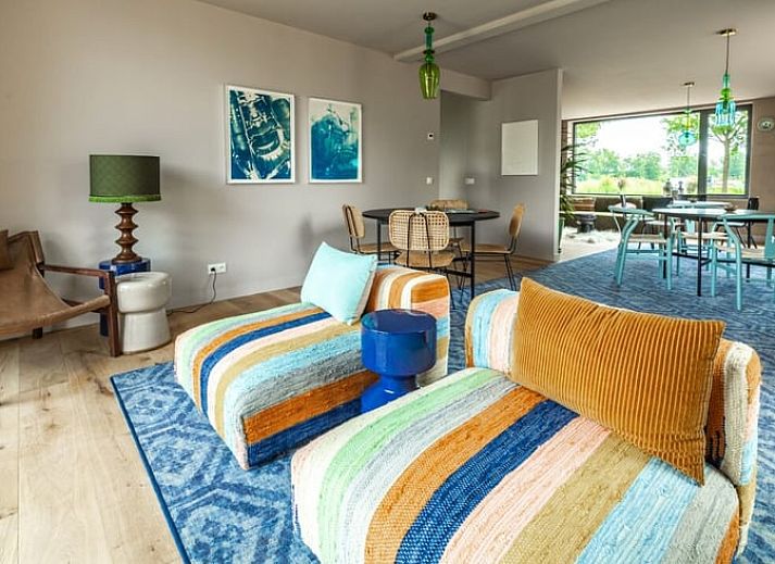 Gezellige woonkamer in Huisje in Rijssen, vakantiehuis in Twente, Overijssel, met modern interieur en uitzicht op de groene natuur.