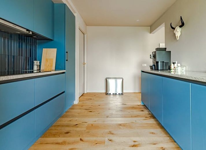 Gezellige woonkamer in Huisje in Rijssen, vakantiehuis in Twente, Overijssel, met modern interieur en uitzicht op de groene natuur.