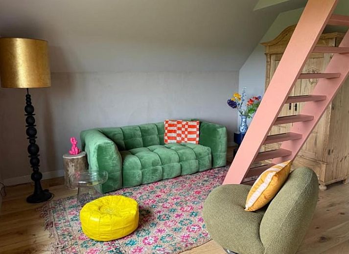 Stijlvolle binnenruimte in Huisje in Rijssen, Twente, Overijssel met vintage meubels en veel daglicht.