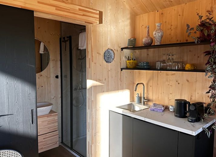 Ferienhaus in Rijssen, Twente mit Holzterrasse und gruener Umgebung, ideal fuer einen entspannten Aufenthalt in Overijssel.