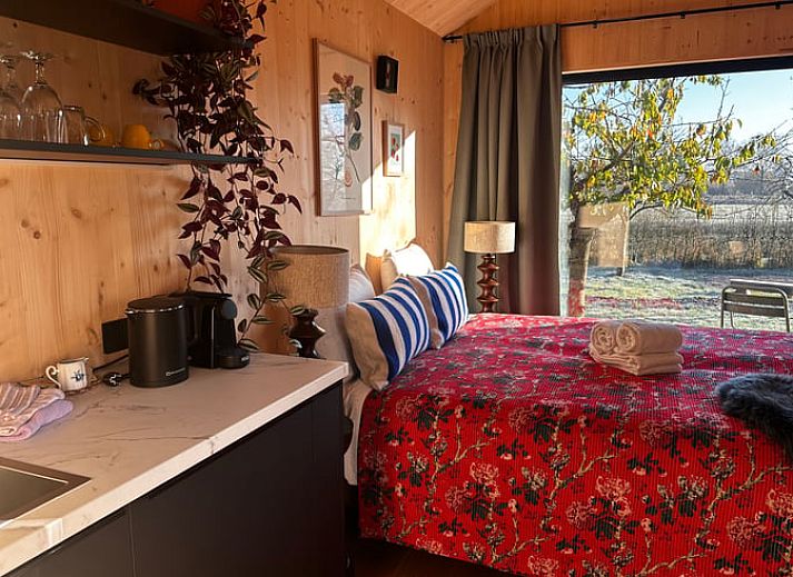 Ferienhaus in Rijssen, Twente mit Holzterrasse und gruener Umgebung, ideal fuer einen entspannten Aufenthalt in Overijssel.