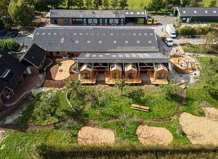 Schlafzimmer im Ferienhaus in Rijssen, Twente, mit grossem Fenster mit Blick auf die Natur von Overijssel.