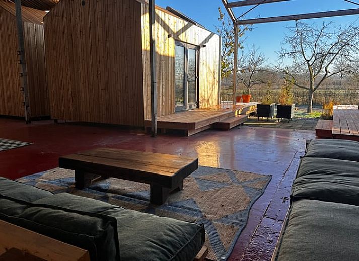 Schlafzimmer im Ferienhaus in Rijssen, Twente, mit grossem Fenster mit Blick auf die Natur von Overijssel.